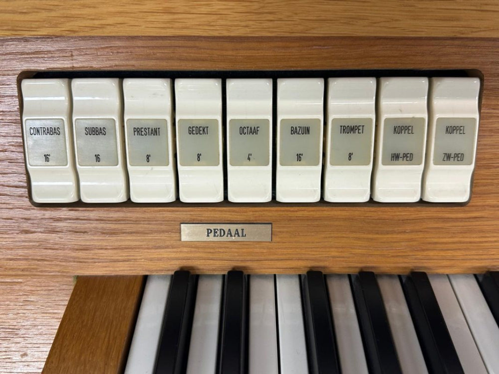 Eminent E26 registers pedaal