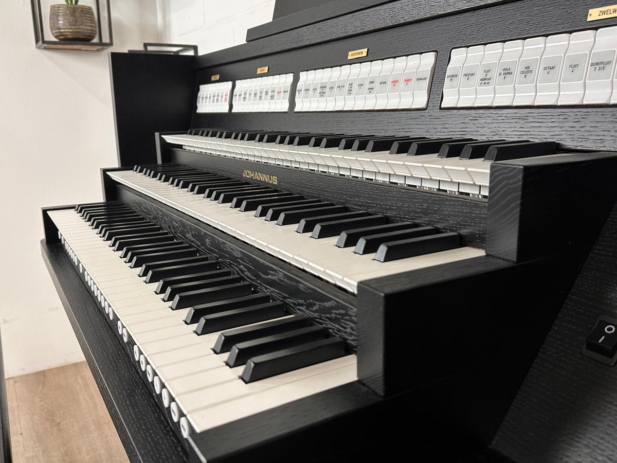 Johannus Opus 360 zwart zijaanzicht