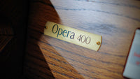 Opera 400 naamplaatje