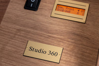 Studio_360_-_naamplaatje