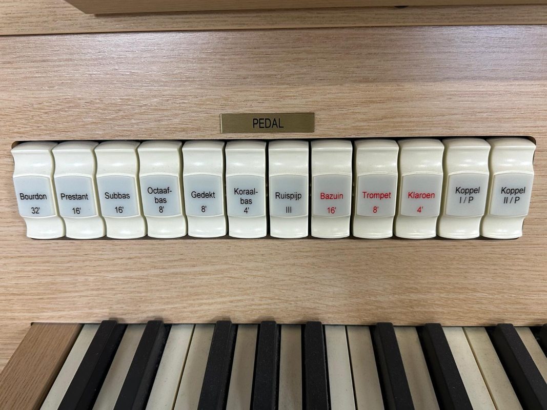Viscount-Chorale-occasion-pedal-close-up