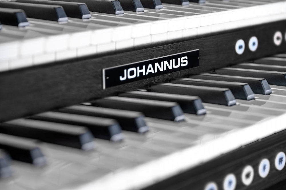 johannus_sonique_260_naamplaatje zwart
